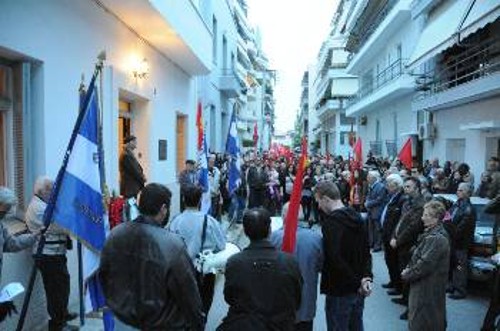 Μπροστά από το σπίτι - μνημείο, οι συγκεντρωμένοι κράτησαν ενός λεπτού σιγή