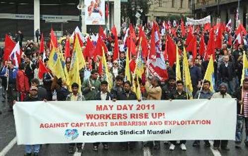 «Εργάτες ξεσηκωθείτε, καλεί το πανό των μεταναστών στην Πρωτομαγιάτικη απεργιακή συγκέντρωση του ΠΑΜΕ