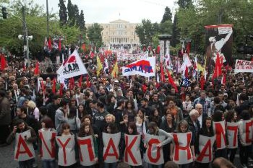 Η Πρωτομαγιά είναι απεργία, όχι μεταφερόμενη αργία, τονίζουν τα συνδικάτα (φωτ. 1η Μάη 2011, Αθήνα)