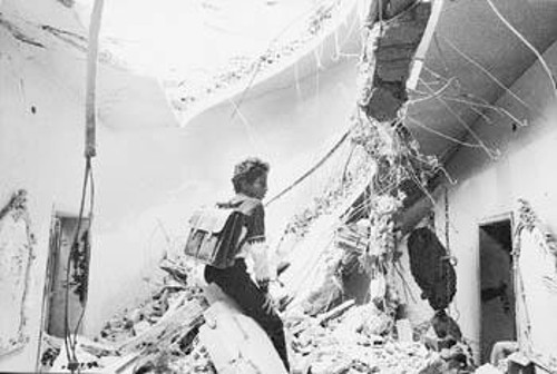 Το αμερικανικό Πεντάγωνο και το 1986 μιλούσε για «χειρουργικά χτυπήματα» κατά στρατιωτικών στόχων στη Λιβύη. Το σπίτι του μικρού Λίβυου μαθητή στην πρωτεύουσα Τρίπολη, καταστράφηκε κι αυτό -όπως εκατοντάδες άλλα- πραγματικά με... χειρουργικό αμερικανικό τρόπο