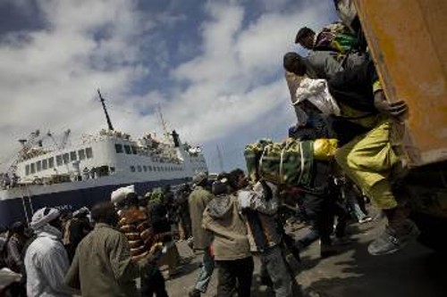 Χιλιάδες μετανάστες προσπαθούν να φύγουν από την κόλαση του πολέμου στη Λιβύη