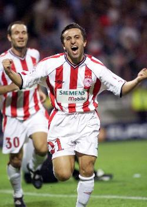 Ο Νινιάδης πανηγυρίζει το δεύτερο γκολ του Ολυμπιακού επί της Λιλ