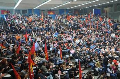 Κατάμεστη η αίθουσα της AULA στη Φιλοσοφική