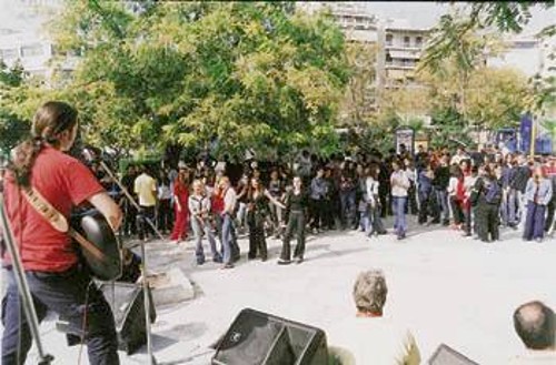 Από παλιότερη αντιπολεμική εκδήλωση μαθητών στη Νίκαια, ενάντια στον ιμπεριαλιστικό πόλεμο στο Αφγανιστάν
