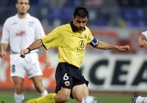 Ο Ζαγοράκης ετοιμάζεται ν' ανοίξει το σκορ και το δρόμο για τη νίκη της ΑΕΚ