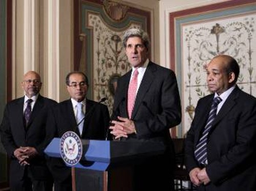 Οι Λίβυοι αντικαθεστωτικοί αστοί του Εθνικού Συμβουλίου που προετοιμάζονται για τη διάδοχη κατάσταση συνεχίζουν τις επισκέψεις σε πρωτεύουσες ιμπεριαλιστικών χωρών (εδώ με τον γερουσιαστή των ΗΠΑ Τζον Κέρι στην Ουάσιγκτον)