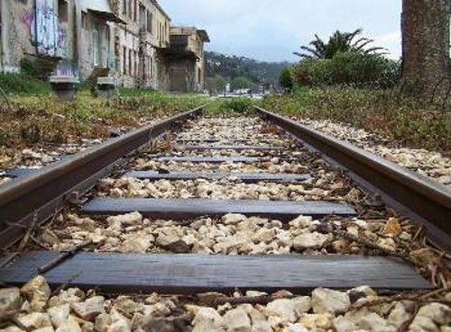 Οι γραμμές του τρένου μπροστά από τις παλιές αποθήκες