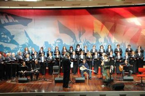 Η χορωδία και οι μουσικοί επί σκηνής