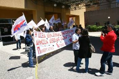 Στιγμιότυπο από παρέμβαση του ΠΑΜΕ στο νοσοκομείο της Ρόδου