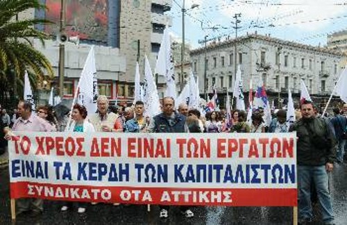 Οι δυνάμεις του ΠΑΜΕ στους ΟΤΑ, βρίσκονται στην πρώτη γραμμή των εργατικών αγώνων (φωτ. από παλιότερη απεργιακή κινητοποίηση)