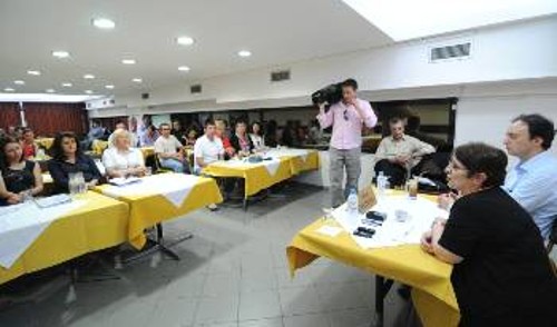 Από τη χτεσινή συνάντηση με τους εργαζόμενους στο «Βοήθεια στο Σπίτι» και τους απολυμένους από τους Παιδικούς Σταθμούς