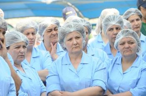Εργάτριες στην επιχείρηση «Μπρέτας», κατά τη χτεσινή επίσκεψη της ΓΓ της ΚΕ του ΚΚΕ στο εργοστάσιο