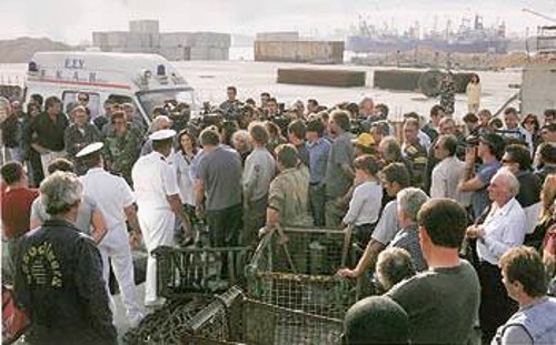Μάταια συγγενείς και συνάδελφοι περίμεναν να παραλάβουν τους νεκρούς τους. Τους «φυγάδευσαν» στην ελεγχόμενη από βατραχανθρώπους προβλήτα των τουριστικών
