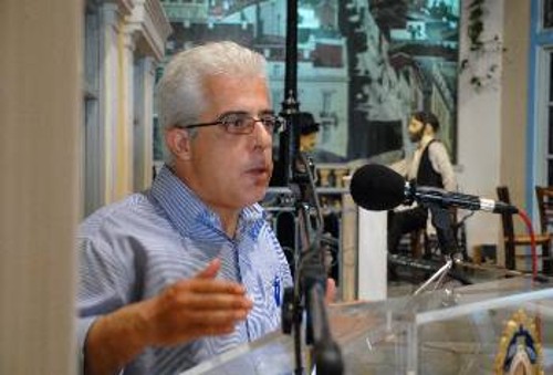 Ο Ν. Σοφιανός στο βήμα της ημερίδας που διοργάνωσε το Τμήμα Φυσικής Αγωγής και Αθλητισμού της ΚΕ του ΚΚΕ