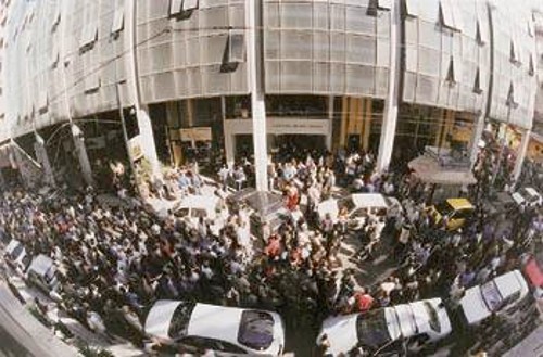 Περικυκλωμένο από διαδηλωτές βρέθηκε χτες το κτίριο των δικαστηρίων στον Πειραιά