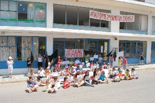 Αποψη από τη χτεσινή διαμαρτυρία μπροστά στο σχολείο (κτίριο σούπερ μάρκετ) στο δρόμο όπου... κάνουν διάλειμμα οι μικροί μαθητές!