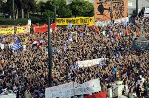 Από τη συγκέντρωση της Κυριακής στο Σύνταγμα