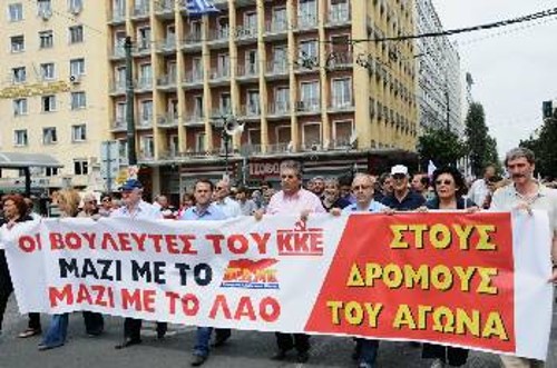 Στη σκληρή αναμέτρηση που κορυφώνεται, οι βουλευτές του ΚΚΕ θα βρίσκονται μαζί με το ταξικό εργατικό και λαϊκό κίνημα, για την αποτροπή των νέων βάρβαρων μέτρων που έρχονται, για την ανατροπή αυτής της πολιτικής και της εξουσίας των μονοπωλίων