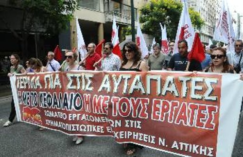 Ο λαός δεν πρέπει να χάσει χρόνο σε αναχώματα τύπου ΣΥΝ/ΣΥΡΙΖΑ, που θέλουν να τον εγκλωβίσουν σε διαχειριστικές αυταπάτες και στη λογική ότι αρκεί ένα «ντου», για να αλλάξουν τα πράγματα