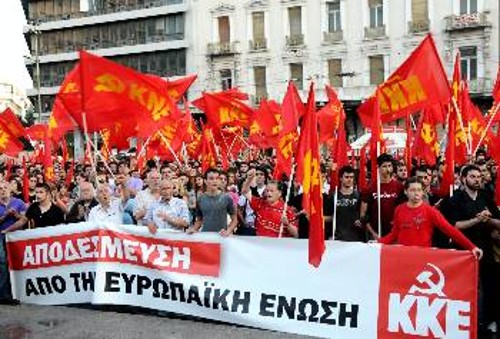 Η λυκοσυμμαχία συνδράμει την κυβέρνηση στους εκβιασμούς και τις απειλές ενάντια στο λαό. Κάτω η κυβέρνηση και τα κόμματα της πλουτοκρατίας, αποδέσμευση από την ΕΕ με λαϊκή εξουσία