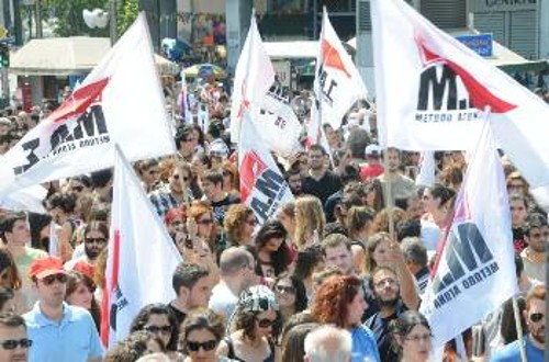 Να πλημμυρίσουν και σήμερα οι δρόμοι με απεργούς που διαδηλώνουν με το ΠΑΜΕ. Αυτή είναι η καλύτερη απάντηση στην κυβέρνηση, στη ΝΔ και τους συμμάχους τους