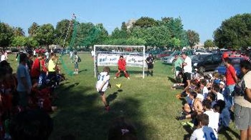 Στιγμιότυπο από το παιδικό τουρνουά ποδοσφαίρου στην Κέρκυρα, στο πλαίσιο των εκδηλώσεων του ΕΣΥΝ
