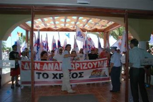 Οι εργαζόμενοι στη Ρόδο, κατά τη διάρκεια της 48ωρης απεργίας, διαδήλωσαν στις εισόδους των ξενοδοχείων
