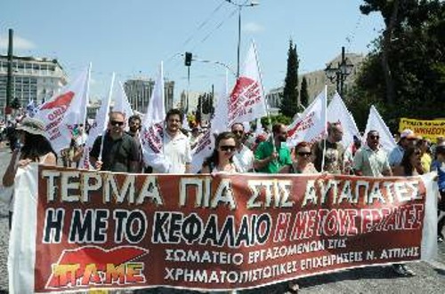 Ολοένα και πιο καθαρά αναδεικνύονται οι δύο στρατηγικές που συγκρούονται σε συνθήκες κρίσης: Η μια ζητάει να σώσει το κεφάλαιο και η άλλη τους εργαζόμενους και το λαό