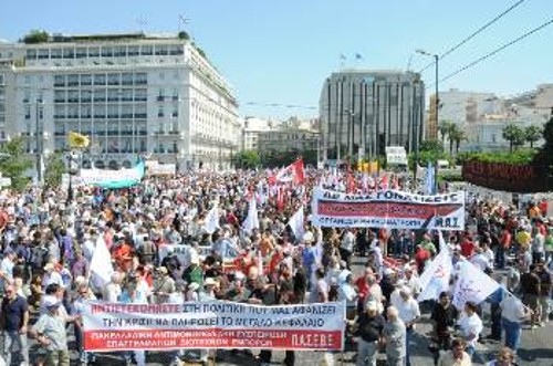 Πλήθος εργατόκοσμου στο Σύνταγμα κάτω από τις σημαίες του ΠΑΜΕ