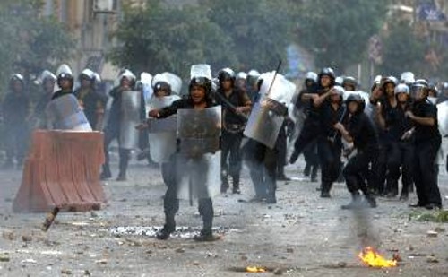 Η καταστολή των λαϊκών διαδηλώσεων συνεχίζεται στην Αίγυπτο