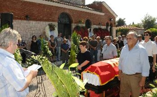 Τιμητική φρουρά στην παλαίμαχη συντρόφισσα