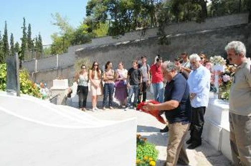 Από την κατάθεση λουλουδιών στον τάφο του Ν. Ζαχαριάδη