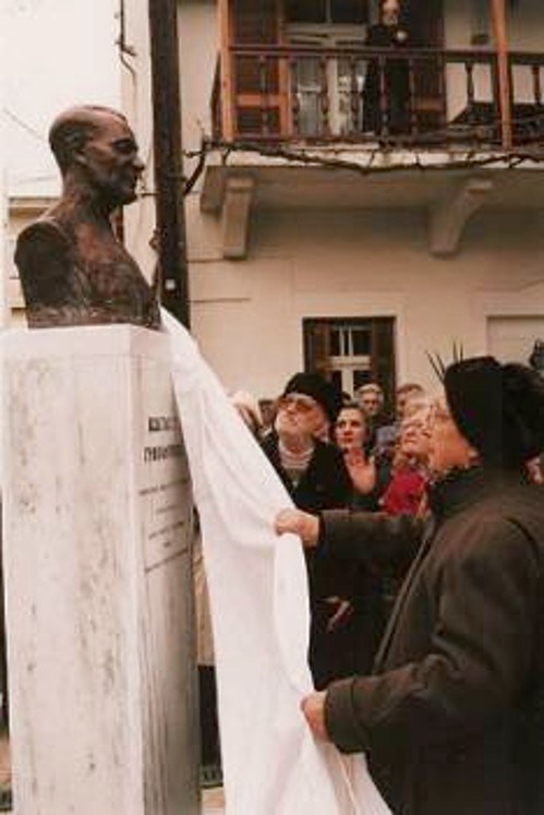 Η Μαρία Καραγιώργη ενώ αποκαλύπτει την προτομή του συζύγου της Κ. Καραγιώργη, στελέχους του ΚΚΕ, στη Λίμνη Ευβοίας