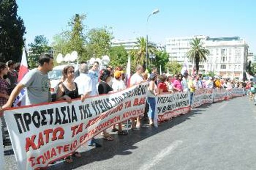 Από την απεργιακή συγκέντρωση μπροστά στα τρία ξενοδοχεία του Συντάγματος