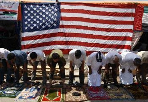 Οταν οι τζιχαντιστές προσεύχονταν για την ...ελευθερία υπό την προστασία των ΗΠΑ