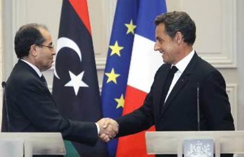 Ο Γάλλος Πρόεδρος δήλωσε «σταθερός» στο πλευρό των αντικαθεστωτικών, στη συνάντησή του με τον επικεφαλής του Μεταβατικού Συμβουλίου