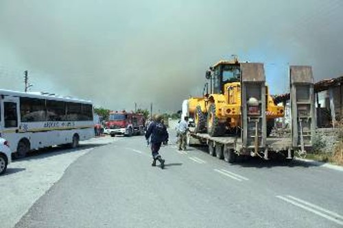 Με κάθε τρόπο προσπαθούν πυροσβέστες και κάτοικοι να περιορίσουν τη φωτιά