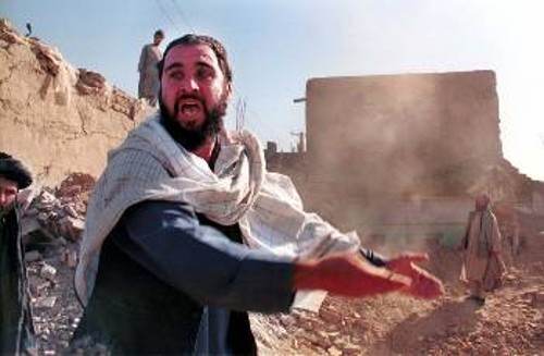 Αφγανός δείχνει τα ερείπια του σπιτιού του από το βομβαρδισμό στην Κανταχάρ