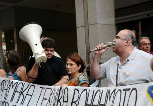 Από πρόσφατη κινητοποίηση της Συντονιστικής Επιτροπής Αγώνα Αναπήρων στο υπουργείο Οικονομικών