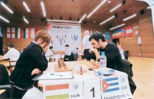 Φωτ. από το Παγκόσμιο Κύπελλο 2011 σε μια πανοραμική άποψη των «8». Σε πρώτο πλάνο η GM (τίτλος ανδρών) Τζούντιθ Πόλγκαρ και ο Κουβανός GM Πέρεζ Ντομίγκεζ