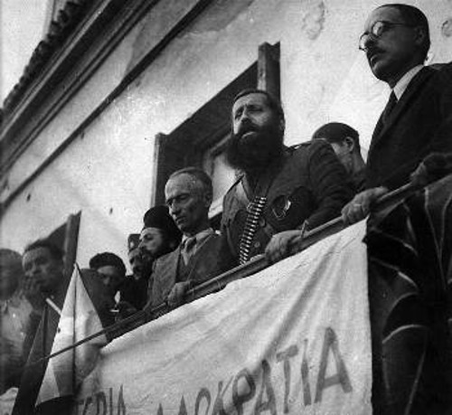 Ο Αρης Βελουχιώτης μιλάει στην πλατεία Ελευθερίας στη Λαμία, τον Οκτώβρη του 1944