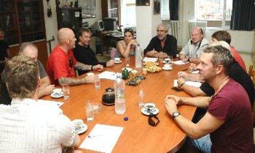 Στιγμιότυπο από τη χτεσινή συνάντηση της Ομοσπονδίας Οικοδόμων με το Συνδικάτο της Σουηδίας
