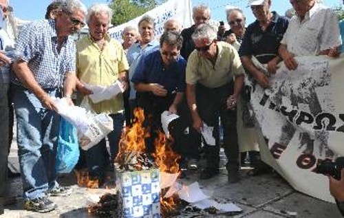 Οι κλιμακούμενες εργατικές κινητοποιήσεις και η οργανωμένη ανυπακοή στα χαράτσια δημιουργούν επιπλέον δυσκολίες στα αστικά κόμματα να διαχειριστούν την κρίση υπέρ της πλουτοκρατίας