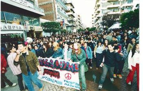 Οι μαθητές βγαίνουν στο δρόμο διεκδικώντας άλλη παιδεία. Απαιτούν λεφτά για τα σχολειά τους και όχι για τους πολέμους (από το πρόσφατο αντιπολεμικό συλλαλητήριο των μαθητών της Κατερίνης)