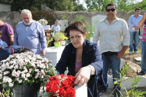 Η Αλέκα Παπαρήγα, αφήνει λίγα λουλούδια στον τάφο του Νίκου Ζαχαριάδη. Πίσω αριστερά, ο γιος του Σήφης