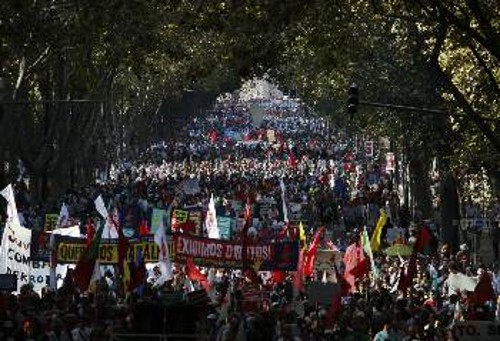 Από τη μεγάλη διαδήλωση στη Λισαβόνα το Σάββατο 1 Οκτώβρη