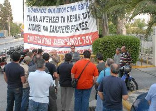 Από τη χτεσινή συζήτηση του Γ. Πρωτούλη με τους εργαζόμενους που βρίσκονται στην περιφρούρηση της απεργίας