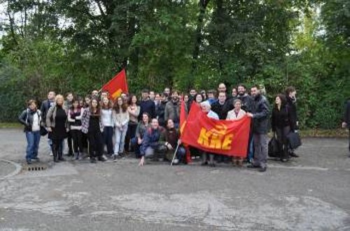 Οι φίλοι του ΚΚΕ και της ΚΝΕ μέσα στο χώρο του στρατοπέδου