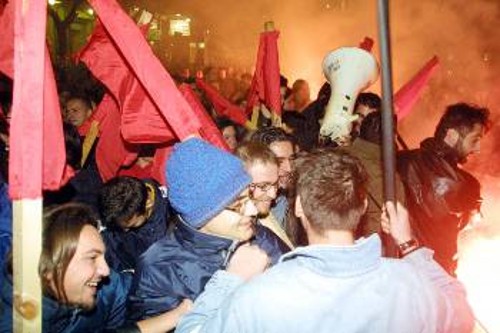 Οι νεοταξίτες δεν μπορούν να συγκρατήσουν τον αγωνιζόμενο λαό (από το δρώμενο στη Θεσσαλονίκη το Σάββατο 17/11)