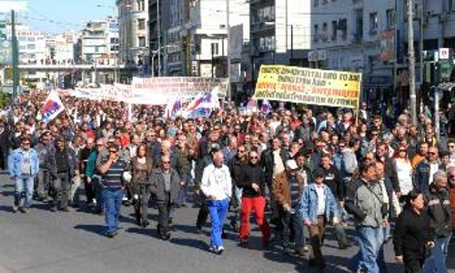 Ούτε σαν εικόνα δεν υπήρξαν στην πλειοψηφία του αστικού Τύπου οι χιλιάδες που απήργησαν και διαδήλωσαν με το ΠΑΜΕ (από την προχτεσινή διαδήλωση στον Πειραιά)